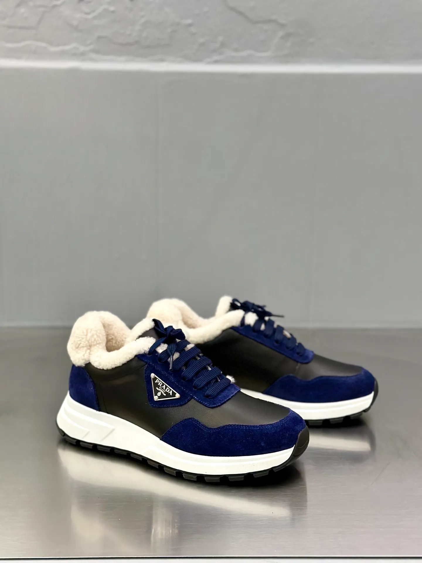 💰780 Prada/Prada men's new wool sneakers. This sneaker presents a modern version, reinterpreting the brand's archive style with clean lines and smooth details. The shoes are made of calf leather and technical fabric, with a triangular metal logo on the outside, bright TPU decoration on the heel, and a longer and padded inner heel design for a more comfortable fit. The tongue is decorated with a silk-screen logo, and is paired with a hollow rubber sole on the heel. The full cowhide lining comes standard with logo cowhide foot pads, making the upper foot taller, more comfortable, and versatile! Comes with full original packaging! Size: 39-40-41-42-43-44 standard leather shoe size (45 can be customized and does not support returns)